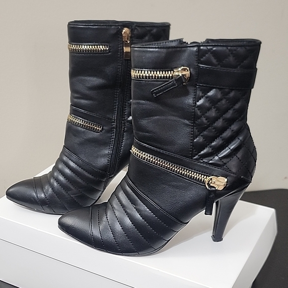 Elegant Black Heeled Boots with Gold Accents - Picture 1 of 5